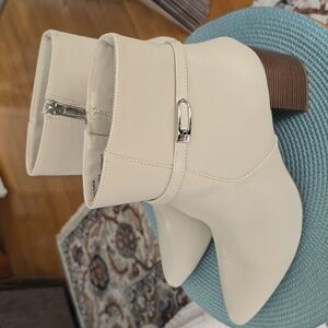 LIZ CLAIBORNE BRAND WOMENS CREAM DRESS HEELS ANKLE BOOT WITH MEMORY FOAM SIZE 11